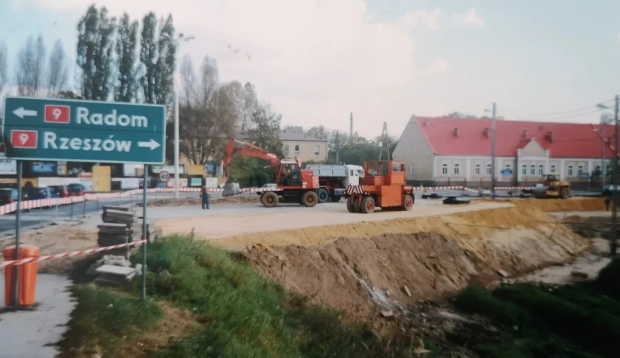 Rondo w Kolbuszowej na drodze krajowej nr 9 ma już ponad 20 lat. Tak wyglądała jego budowa [ZDJĘCIA] - Zdjęcie główne