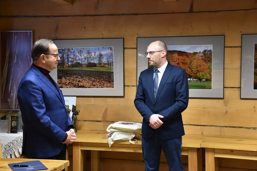 Marszałek Władysław Ortyl spotkał się z Marcinem Krowiakiem nowym dyrektorem sanockiego skansenu - Zdjęcie główne