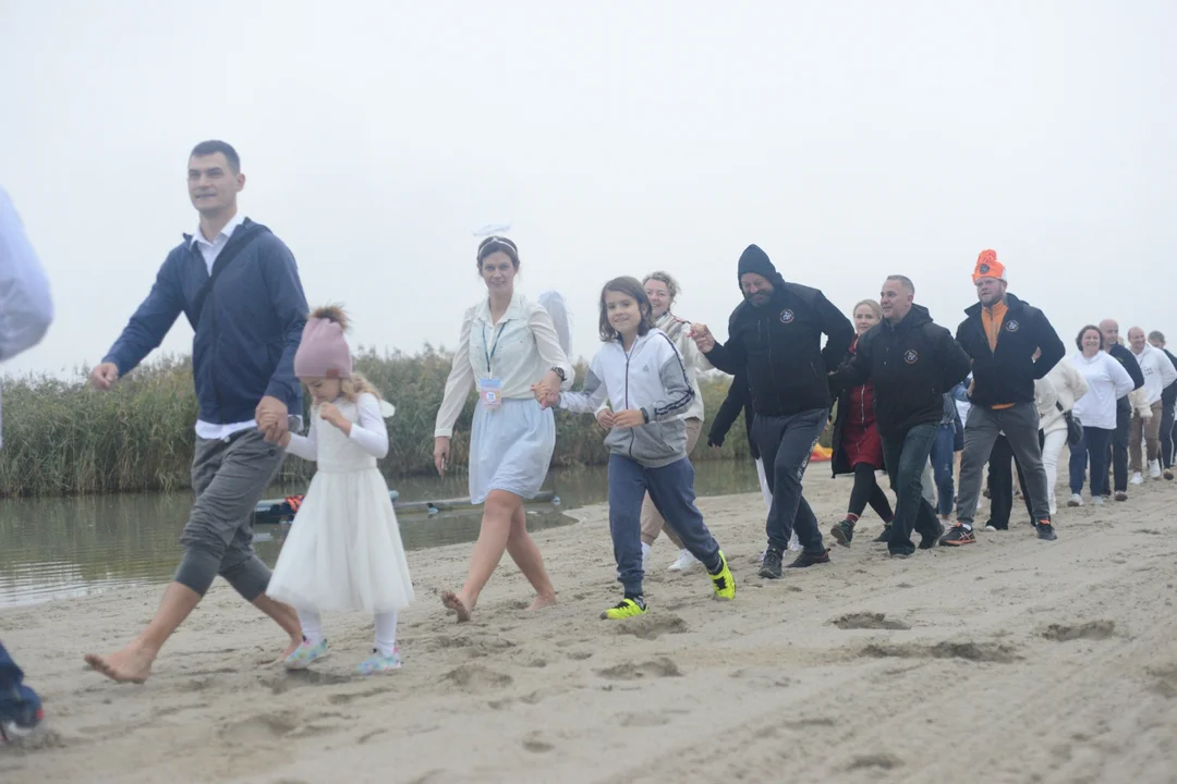 "Jezioro Aniołów" nad Jeziorem Tarnobrzeskim - zatańczyli poloneza na plaży