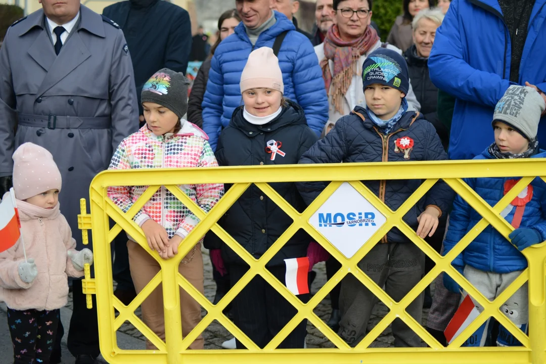 Narodowe Święto Niepodległości w Tarnobrzegu. Uroczystości przy pomniku Marszałka Józefa Piłsudskiego. - 104 lata temu narodziła się nowoczesna Polska - mówi prezydent miasta Dariusz Bożek [ZDJĘCIA - CZĘŚĆ 1]