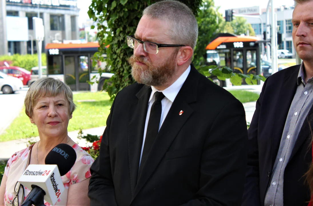 Grzegorz Braun w Rzeszowie. Konferencja Konfederacji przed Urzędem Marszałkowskim