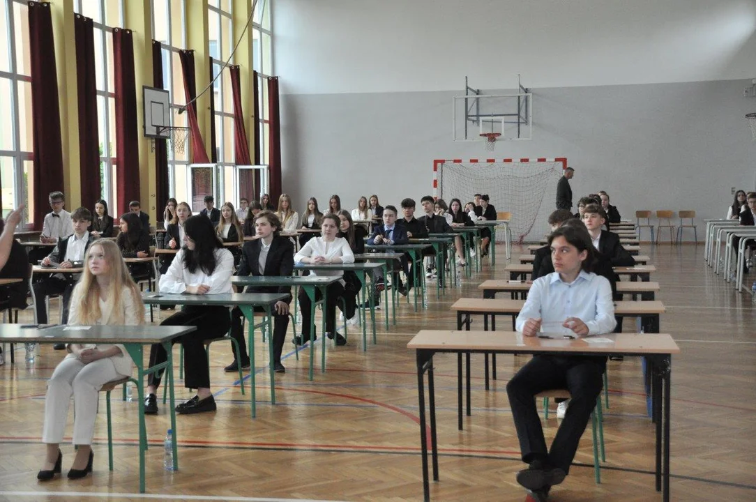Uczniowie ze Szkoły Podstawowej nr 1 w Kolbuszowej zmierzyli się dziś z matematyką. Egzaminy ósmoklasistów 2023 [ZDJĘCIA] - Zdjęcie główne