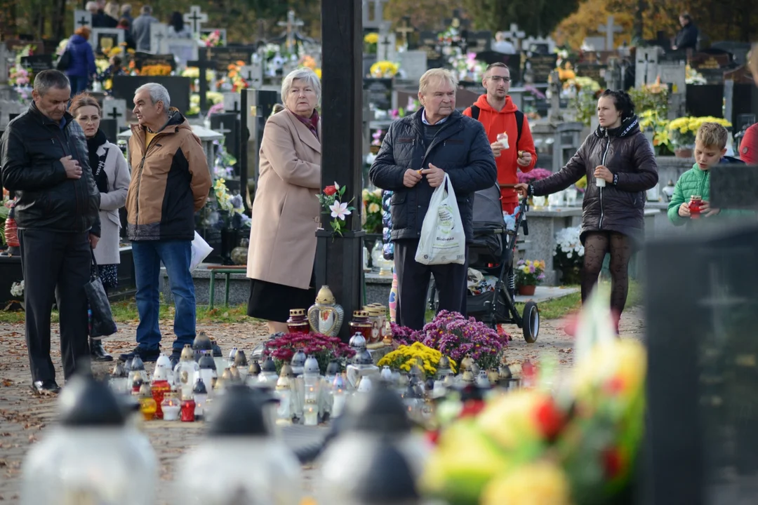 Dzień Wszystkich Świętych na tarnobrzeskich cmentarzach. Tłumy na nabożeństwach [ZDJĘCIA] - Zdjęcie główne