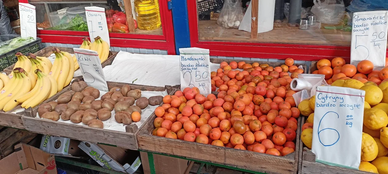 Warzywa i owoce sezonowe przy hali targowej. Jak wypadają cenowo?