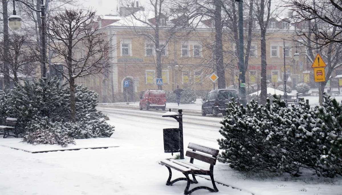 Zima wróciła w kwietniu do Ustrzyk Dolnych. Śnieg znów na ulicach miasta. Zobaczcie zdjęcia [ZDJĘCIA] - Zdjęcie główne