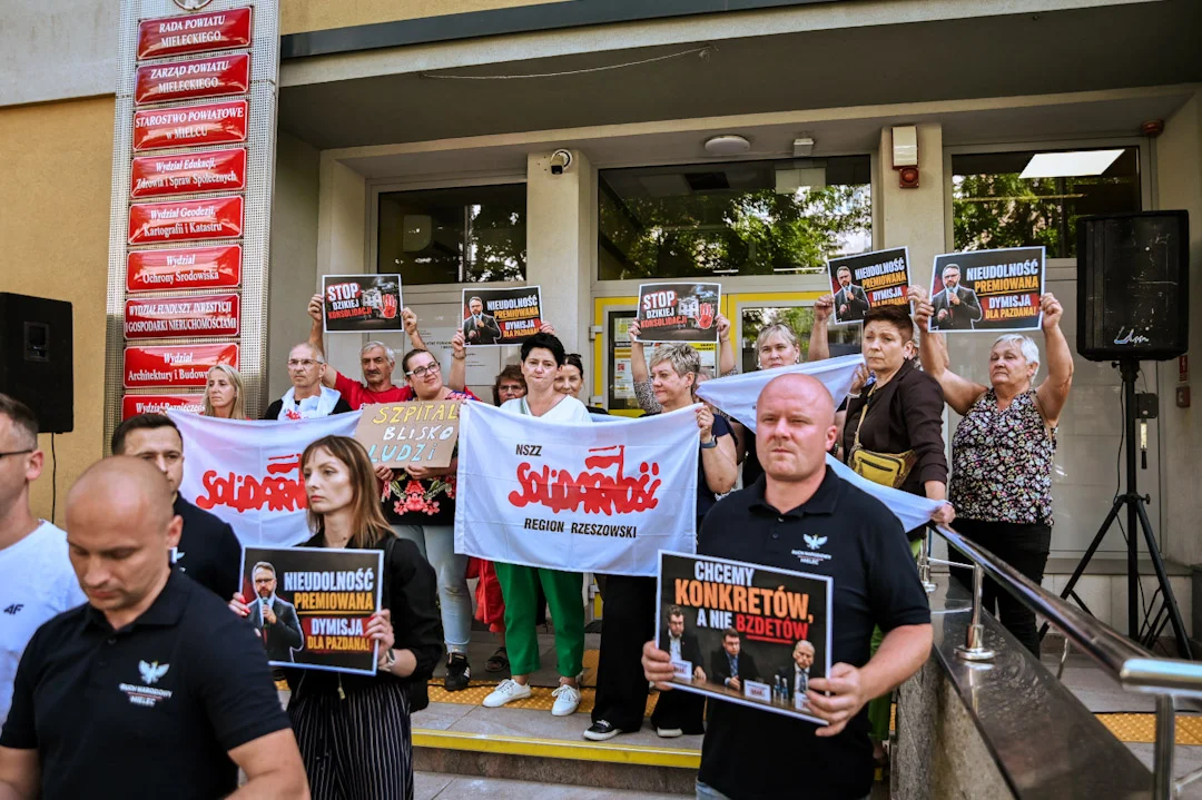 Protest pod starostwem w Mielcu