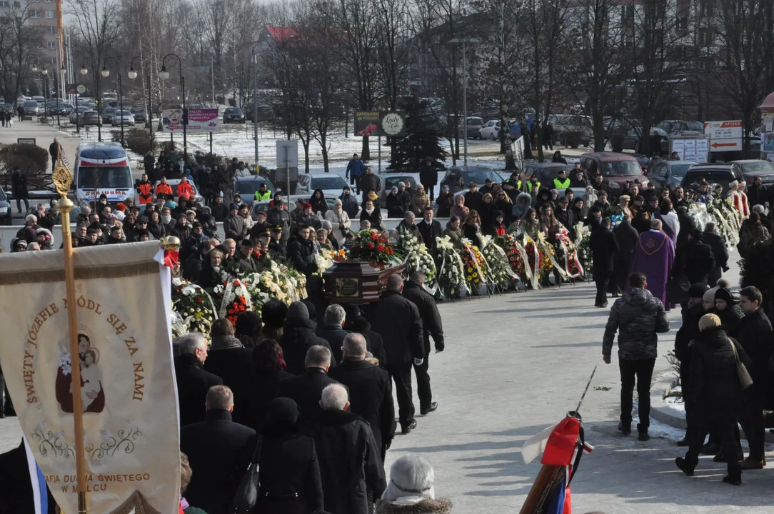 Uroczystości pogrzebowe prezydenta miasta Mielca śp. Daniela Kozdęby w kościele pw. Ducha Świętego w Mielcu