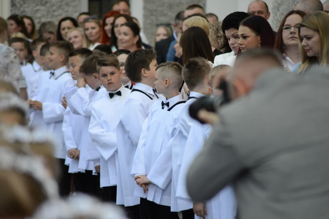 Pierwsza Komunia Święta dzieci ze Szkoły Podstawowej numer 10 w Tarnobrzegu. Parafia Matki Bożej Nieustającej Pomocy