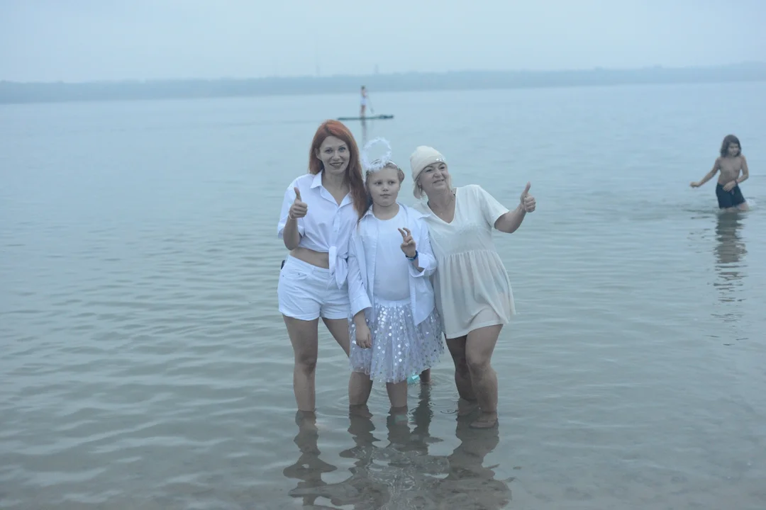 "Jezioro Aniołów" nad Jeziorem Tarnobrzeskim - wejście do wody o wschodzie słońce