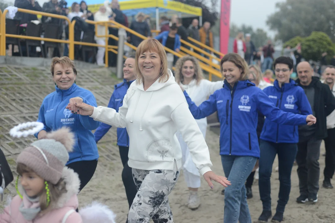 "Jezioro Aniołów" nad Jeziorem Tarnobrzeskim - zatańczyli poloneza na plaży