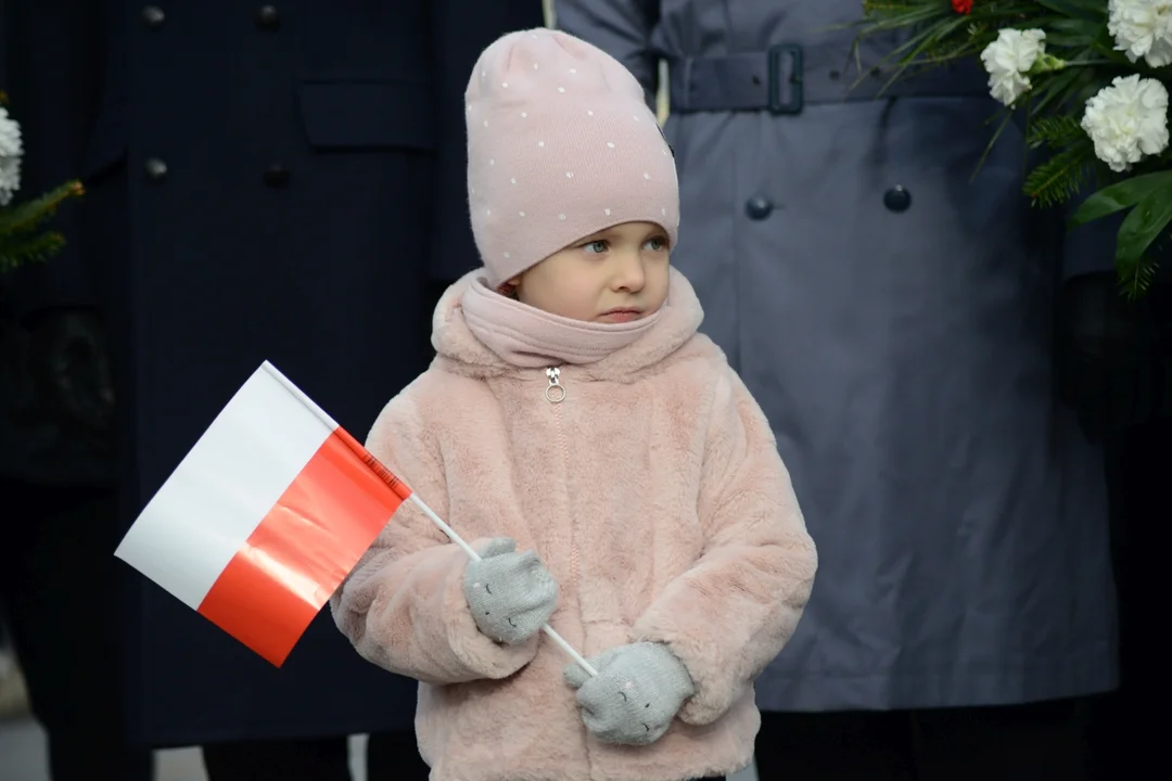 Narodowe Święto Niepodległości w Tarnobrzegu. Uroczystości przy pomniku Marszałka Józefa Piłsudskiego. - 104 lata temu narodziła się nowoczesna Polska - mówi prezydent miasta Dariusz Bożek [ZDJĘCIA - CZĘŚĆ 1]