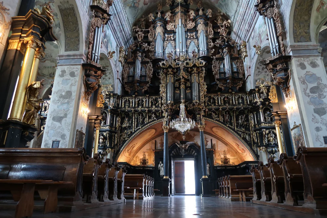 Bazylika i klasztor Bernardynów w Leżajsku: miejsce, w którym barok spotyka się z ciszą - Zdjęcie główne