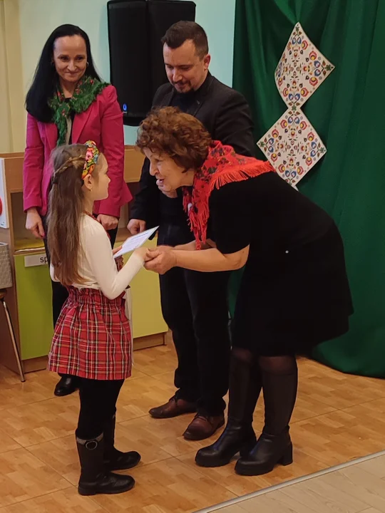Przedszkolaki prezentują swoje talenty