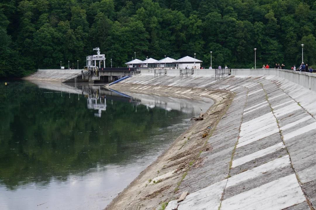 Zapora wodna w Myczkowcach ma już 62 lata. To obiekt pełniący ważną rolę w krajowym systemie elektroenergetycznym, a także miejsce turystyczne [ZDJĘCIA, WIDEO] - Zdjęcie główne