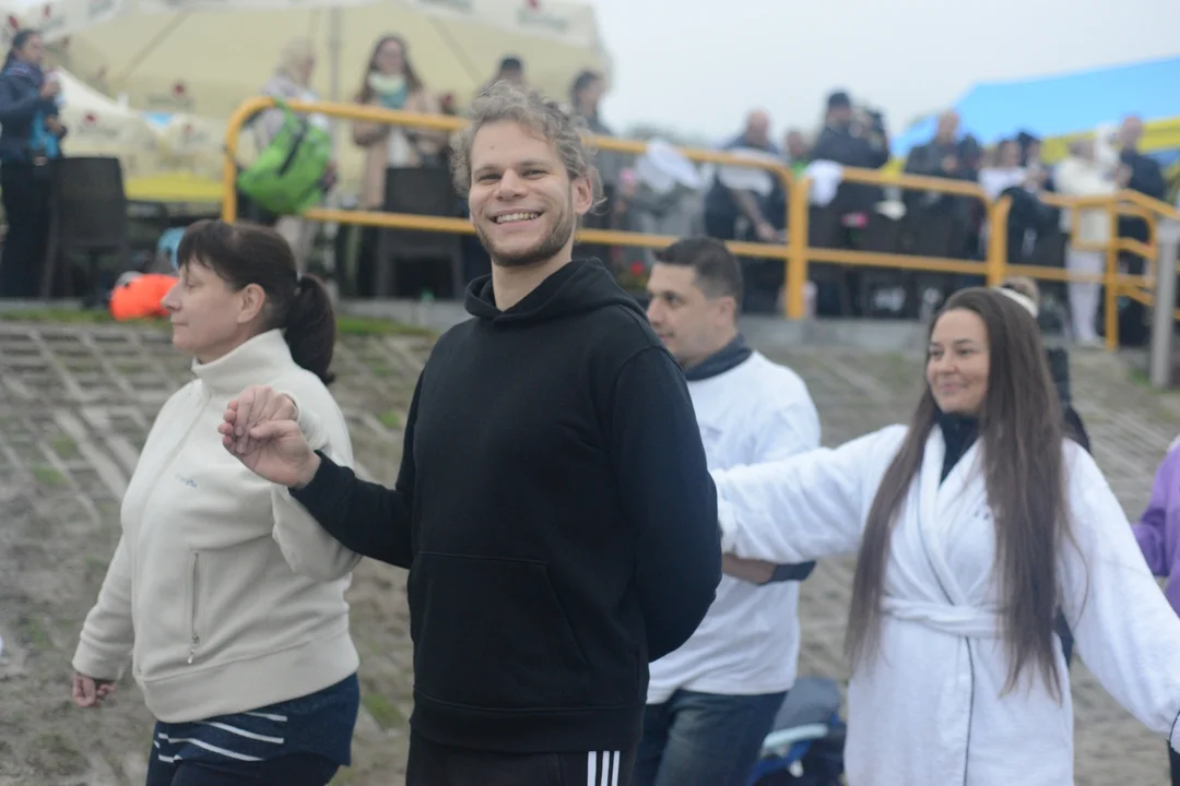 "Jezioro Aniołów" nad Jeziorem Tarnobrzeskim - zatańczyli poloneza na plaży