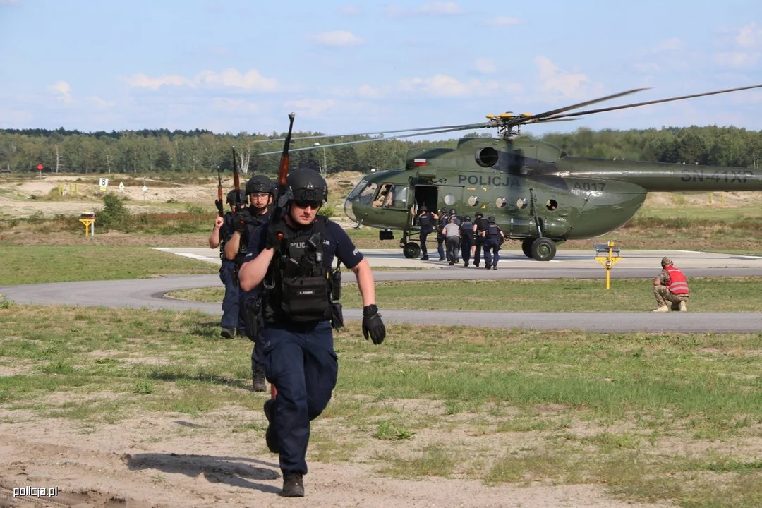 Wielkie ćwiczenia policji na poligonie w Nowej Dębie