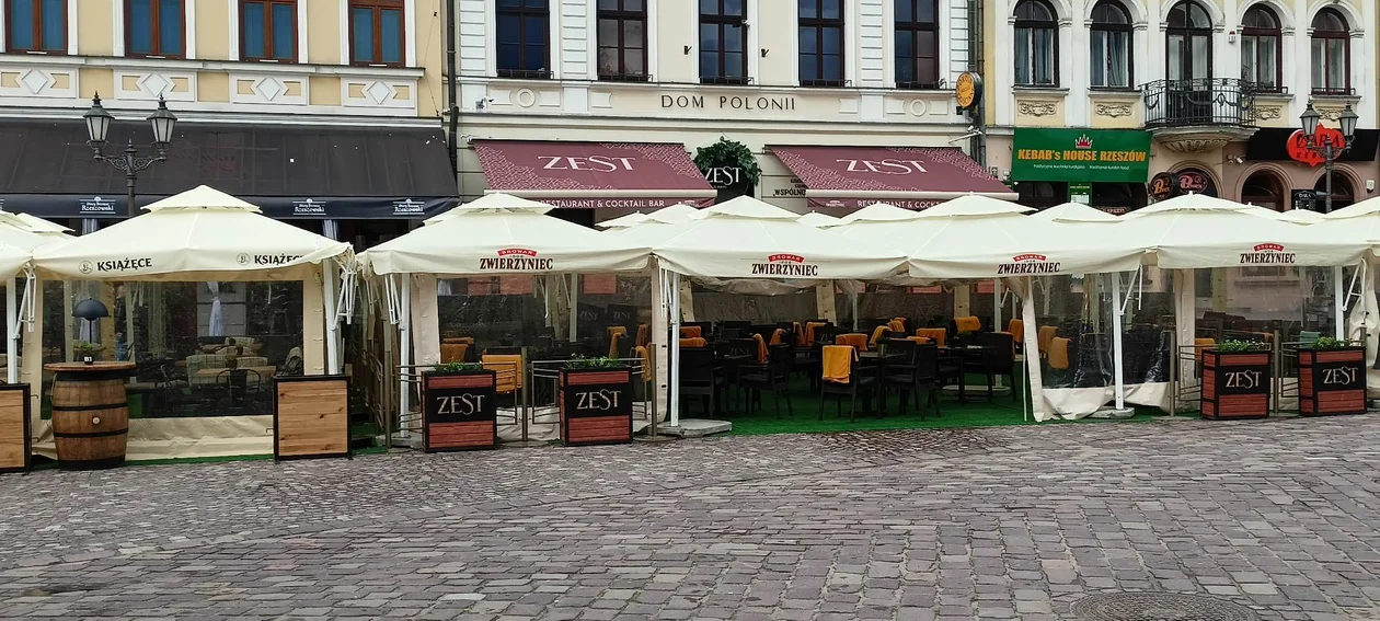 Sezon ogródkowy na Rynku rozpoczęty! Średnio dopisała pogoda. Tak prezentują się tegoroczne ogródki piwne [ZDJĘCIA]