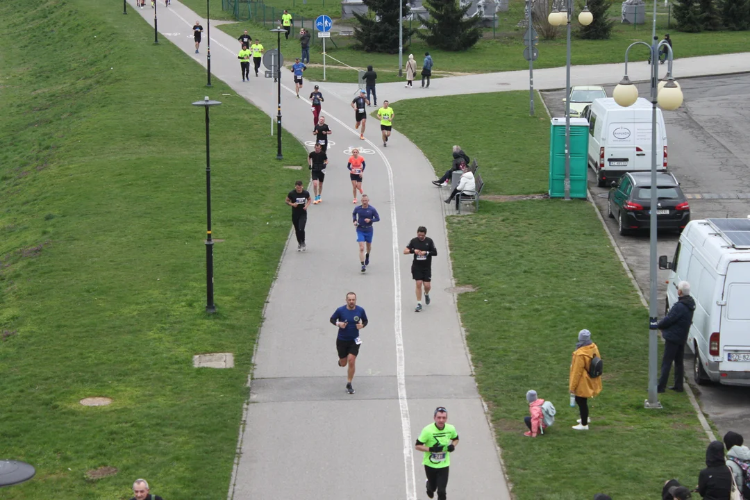 16. PKO Półmaraton Rzeszowski. Szczęśliwi biegacze na trasie oraz na meci