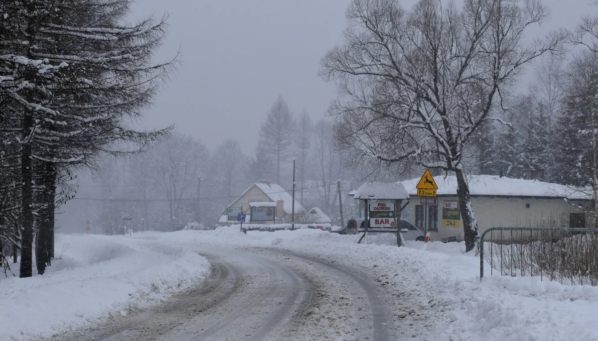 Wetlina. To jedna z najchętniej odwiedzanych miejscowości w Bieszczadach. Zobaczcie, jak prezentuje się w zimowej szacie [ZDJĘCIA] - Zdjęcie główne