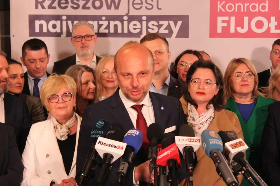 Olbrzymia radość w sztabie Konrada Fijołka. "Dziękuję tym, którzy we mnie uwierzyli" [ZDJĘCIA-WIDEO] - Zdjęcie główne