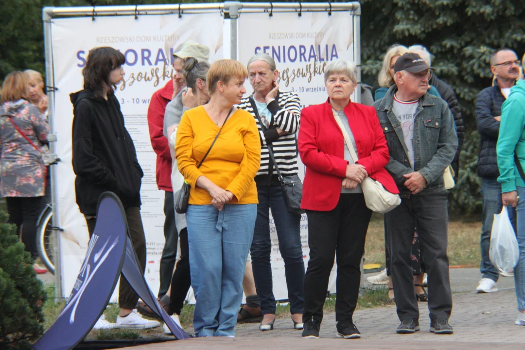 Korowód seniorów i potańcówka miejska w Parku Jedności Polonii z Macierzą