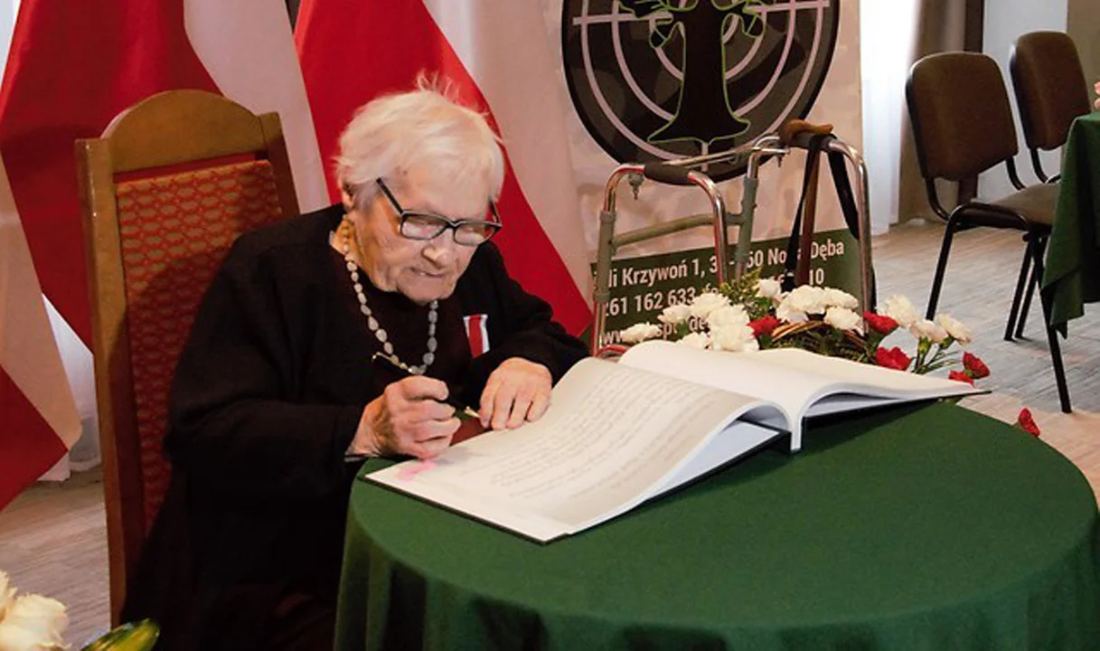 Maria Chodzińska z Nowej Dęby ma 100 lat. Jubilatka odznaczona została złotym medalem "Za zasługi dla obronności kraju" [ZDJĘCIA] - Zdjęcie główne