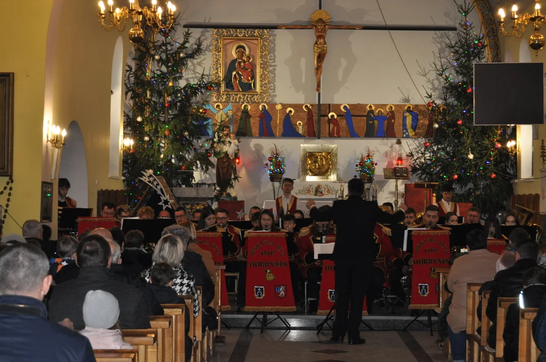 Koncert kolęd Orkiestry Dętej Dobrynin w kościele w Dobryninie