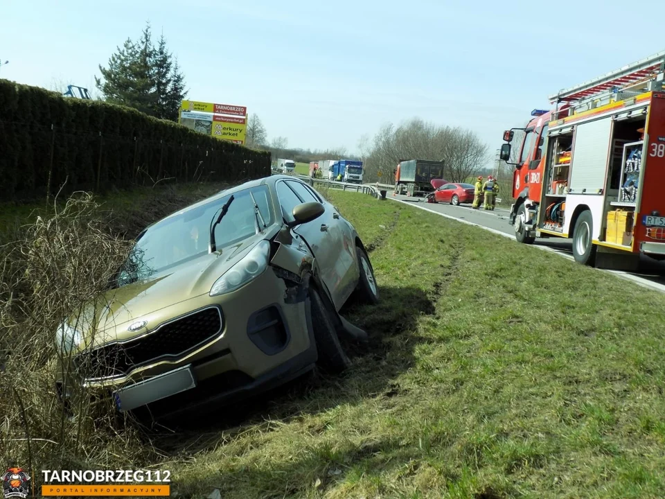 Wypadek na drodze wojewódzkiej numer 985 w Siedleszczanach. Zobaczcie zdjęcia - Zdjęcie główne