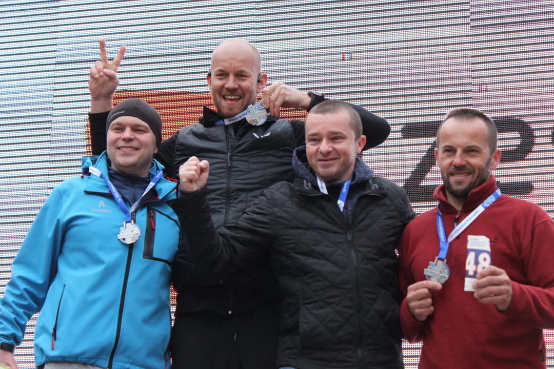 PKO Półmaraton Rzeszowski. Zwycięzcy na podium na skwerze Millenium Hall