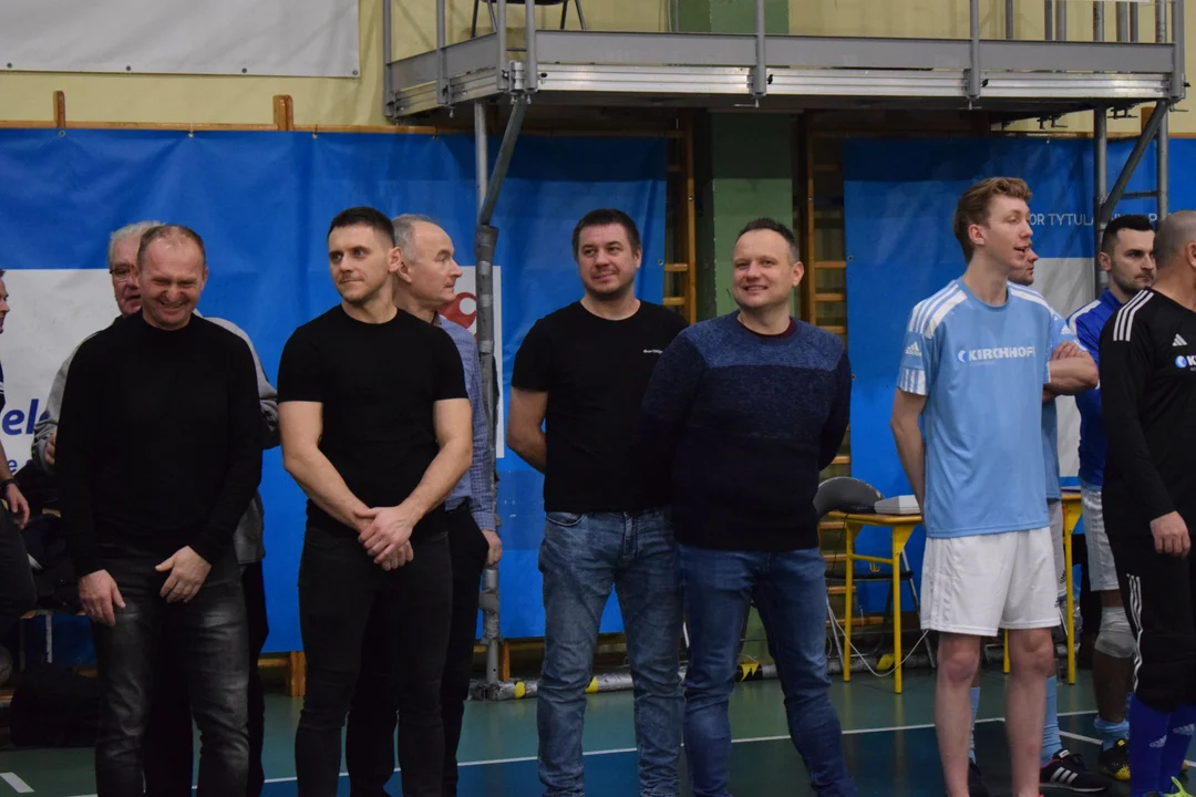 Dekoracja najlepszych w Turnieju Piłki Nożnej o Puchar Starosty Powiatu Mieleckiego