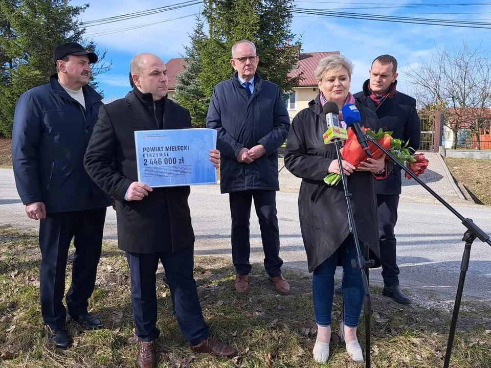 Konferencja prasowa, przyznanie dotacji na remont osuwiska w Podolu