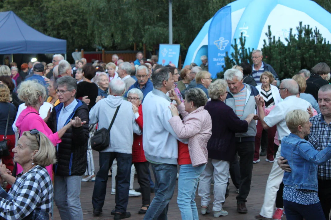 Korowód seniorów i potańcówka miejska w Parku Jedności Polonii z Macierzą