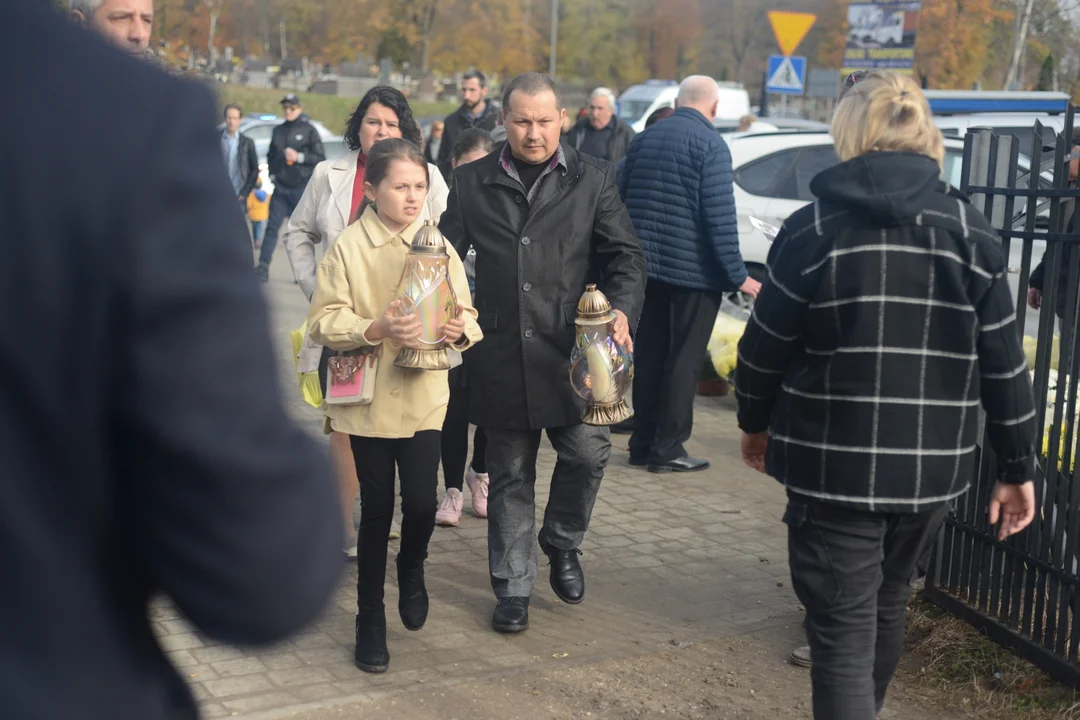 Dzień Wszystkich Świętych 2022: cmentarz parafialny i cmentarz na osiedlu Miechocin w Tarnobrzegu