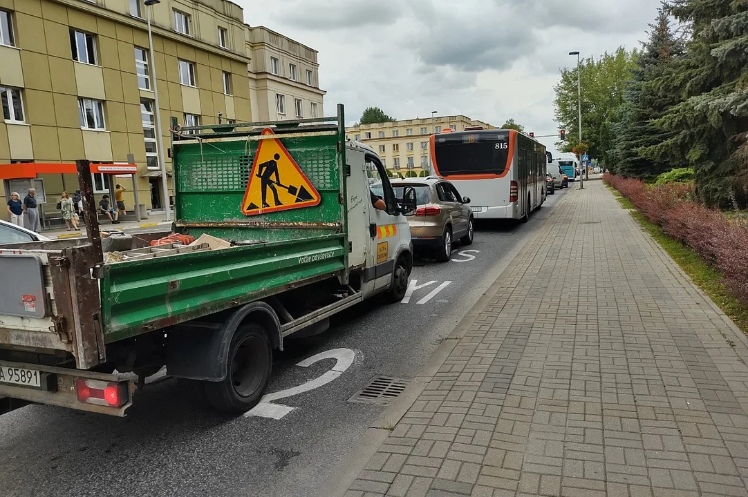 Remont nawierzchni i utrudnienia w ruchu na skrzyżowaniu ul. Dąbrowskiego z al. Powstańców Warszawy