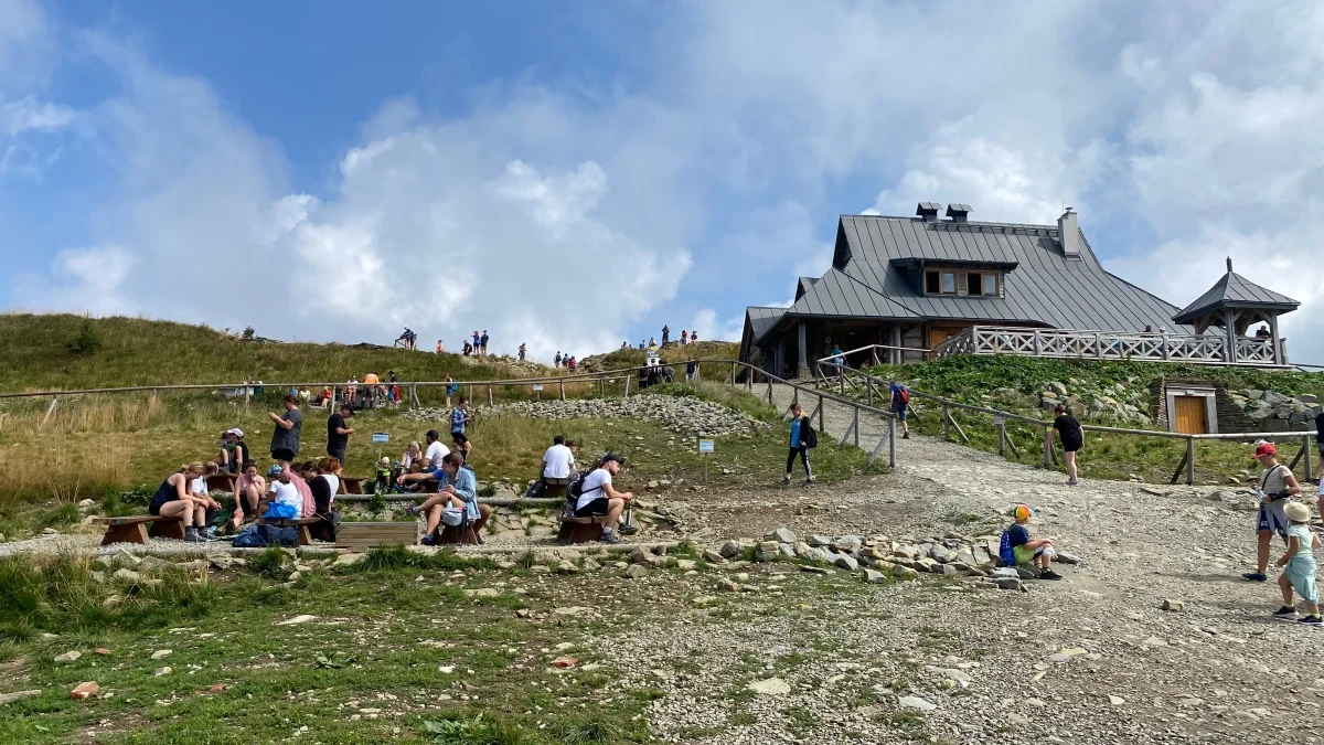Z Przełęczy Wyżnej na Połoninę Wetlińską. Turyści chętnie wyruszają na szlak prowadzący do Chatki Puchatka II [ZDJĘCIA, WIDEO] - Zdjęcie główne