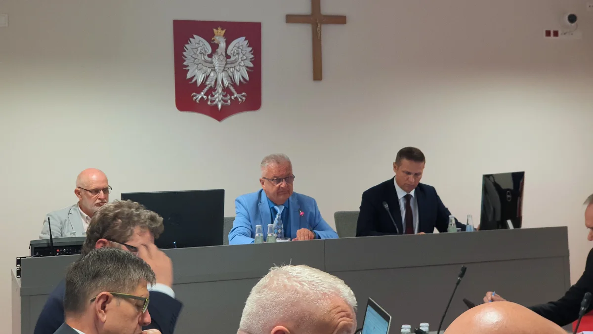 Wotum zaufania dla zarządu powiatu. Głosy radnych podzielone - Zdjęcie główne