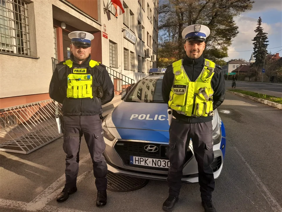 Policjanci uratowali mężczyznę.