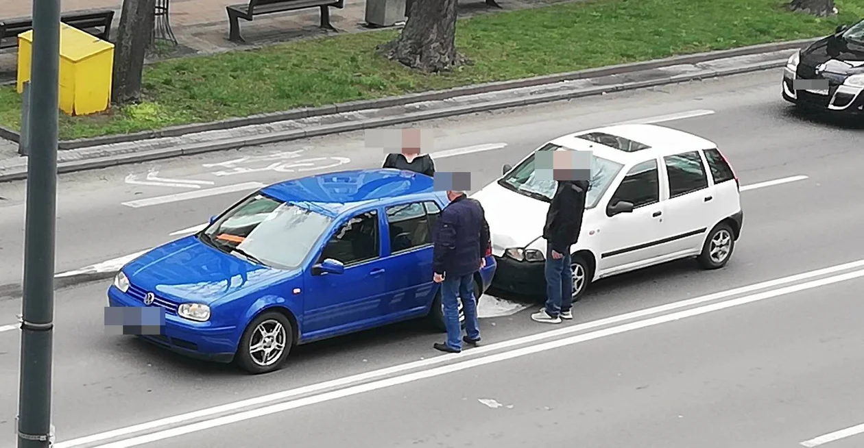 Kolizja na Alei Niepodległości w Mielcu. Na miejscu służby - Zdjęcie główne