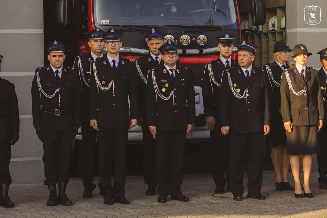 Uroczystość poświęcenia i przekazania nowego lekkiego samochodu ratowniczo-gaśniczego Peugeot Boxer.