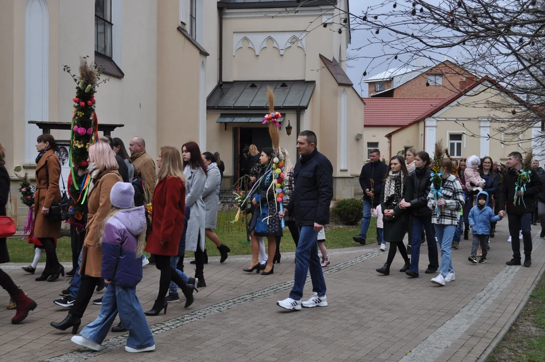 Parafianie w Przecławiu świętowali z pięknymi palmami własnego wykonania