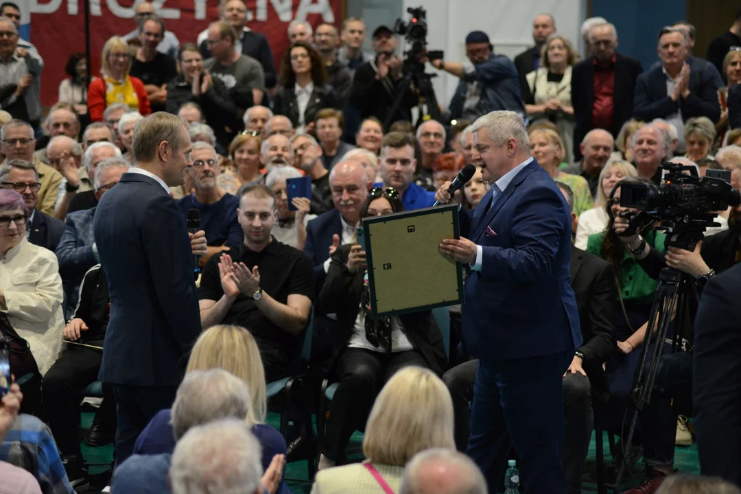 Donald Tusk w Tarnobrzegu. Tłumy mieszkańców na spotkaniu