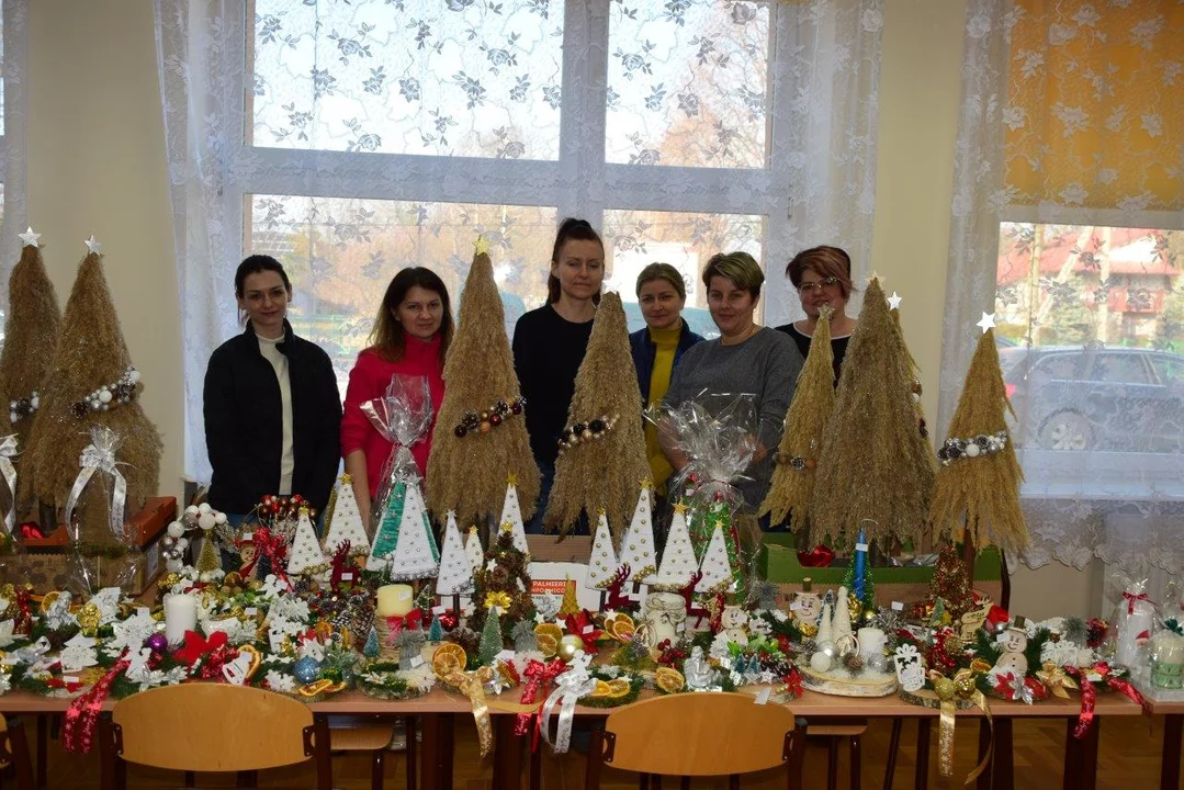 Rodzice przygotowują stroiki i przeróżne ozdoby. Świąteczny kiermasz w Ostrowach Tuszowskich już w niedzielę [ZDJĘCIA] - Zdjęcie główne