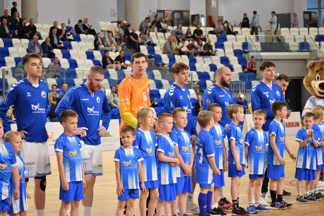 Handball Stal Mielec wygrywa ostatnie domowe spotkanie w tym sezonie [ZDJĘCIA] - Zdjęcie główne