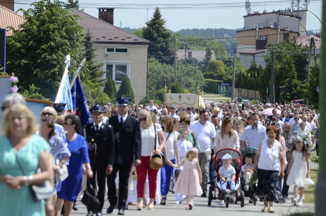 Boże Ciało w Kolbuszowej 2023. Dwie procesje na ulicach miasta [ZDJĘCIA] - Zdjęcie główne