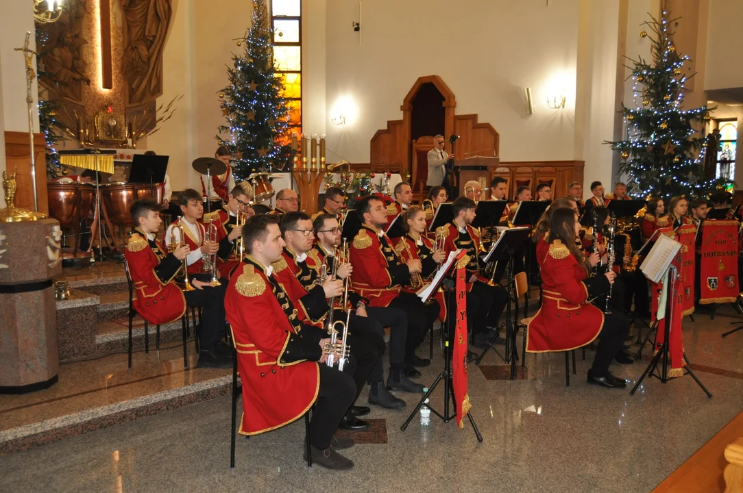 Koncert Kolęd Orkiestry Dętej Dobrynin wraz z solistami w kościele w św Marka w Rzochowie.