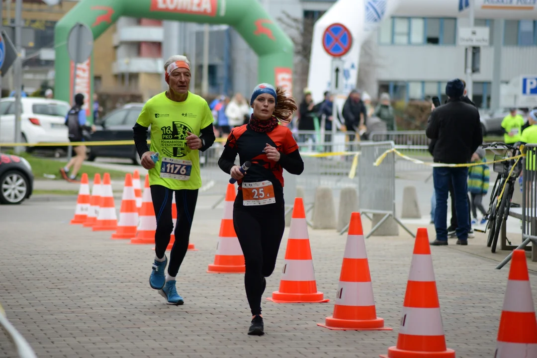 Mnóstwo biegaczy z całego regionu i nie tylko na 16. PKO Półmaratonie Rzeszowskim oraz 8. PKO Sztafecie Półmaratońskiej - zdjęcia część 2