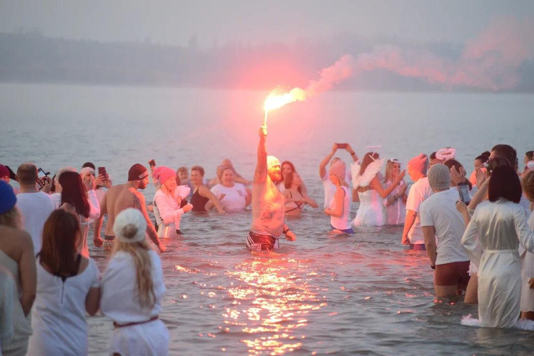 "Jezioro Aniołów" z magicznym wschodem Słońca nad Jeziorem Tarnobrzeskim. Blisko 200 osób weszło do chłodnej wody z uśmiechem na ustach [ZDJĘCIA - CZĘŚĆ 1] - Zdjęcie główne