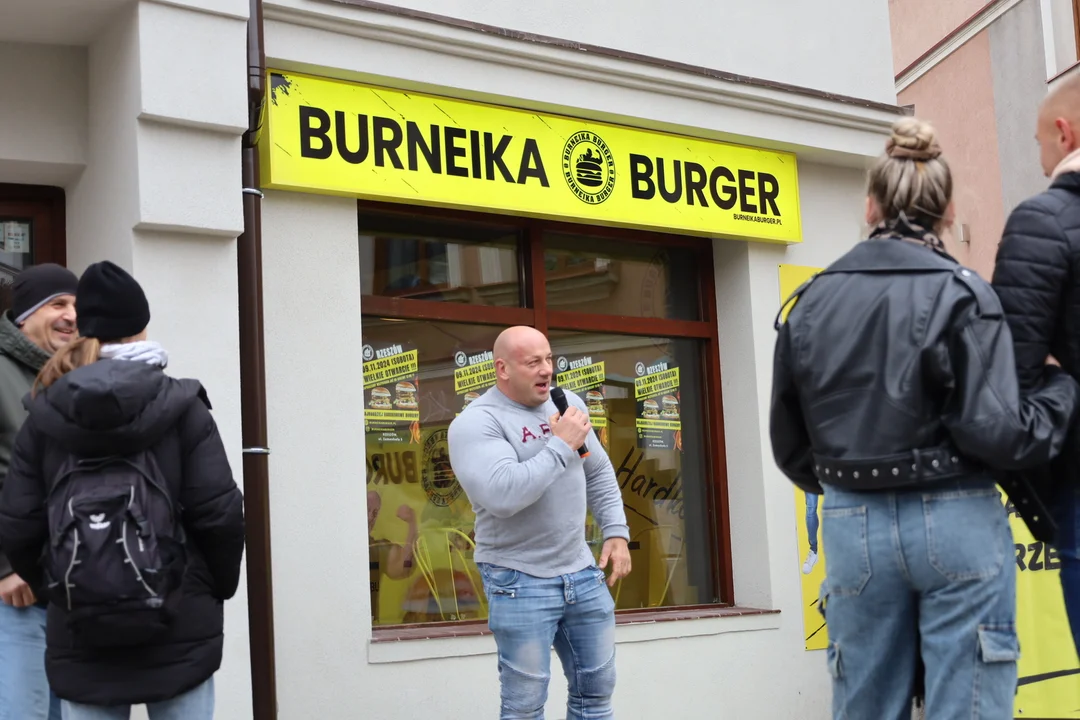 Najbardziej umięśniony celebryta był dziś w Rzeszowie. Co robił w naszym mieście?