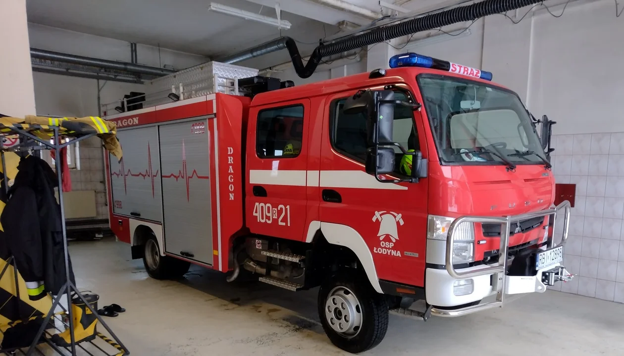 Ochotnicza jednostka straży pożarnej w Łodynie ma nowy garaż. Zapewni to większe bezpieczeństwo mieszkańcom i turystom - Zdjęcie główne