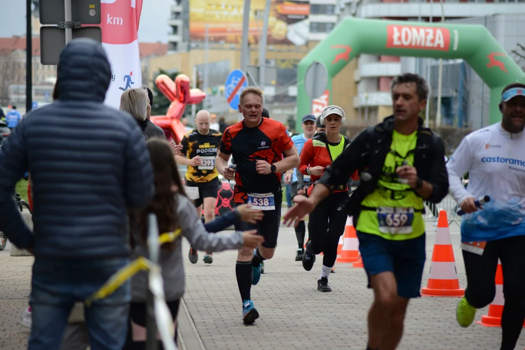 16. PKO Półmaraton Rzeszowski oraz 8. PKO Sztafeta Półmaratońska w Rzeszowie - dużo zdjęć z trasy i mety